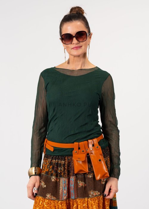 Ciemnozielona bluzka damska z transparentnymi rękawami i dekoltem łódka, elegancka stylizacja z paskiem i wzorzystą spódnicą.