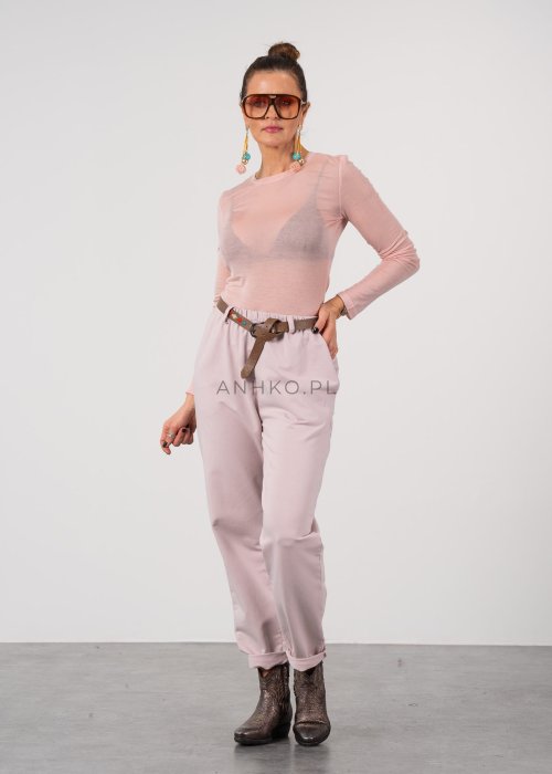 Pudrowe spodnie damskie chino o zwężanym kroju z podwijaną nogawką i paskiem, styl elegancki casual.