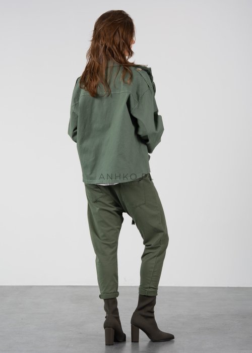 Lekka kurtka z falbaną z przodu w głębokim khaki kolorze, doskonała do casualowych stylizacji