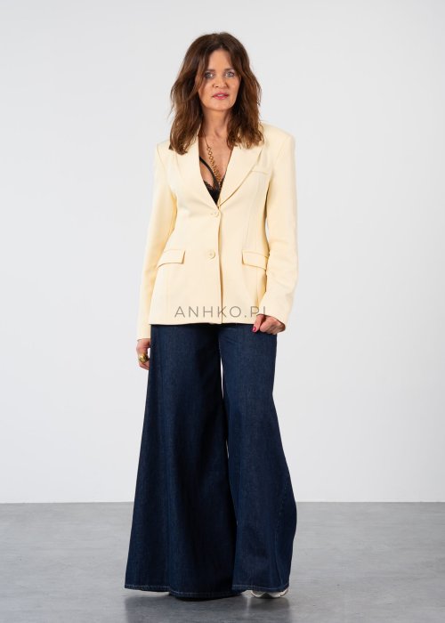 Marynarka ecru z gładkiej tkaniny, klasyczny kołnierz, jednorzędowe zapięcie i elegancki prosty fason