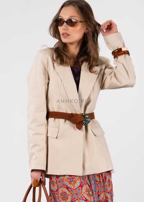 Gładka marynarka damska First jasnobeżowa lekko oversize z kołnierzem z klapami i jednym guzikiem