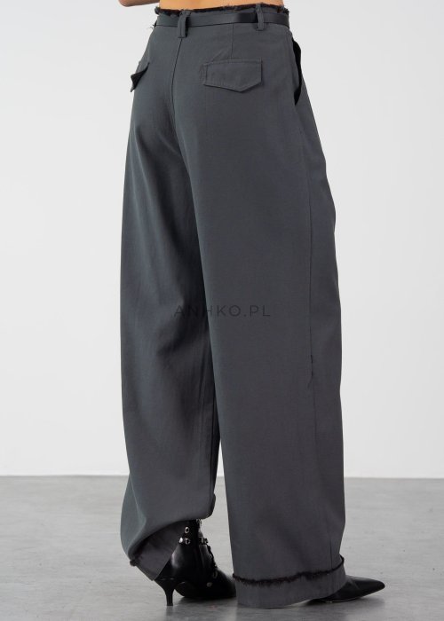 Szare spodnie damskie wide leg z wysokim stanem i zakładkami, elegancki fason z szeroką nogawką i paskiem w nowoczesnej stylizacji.