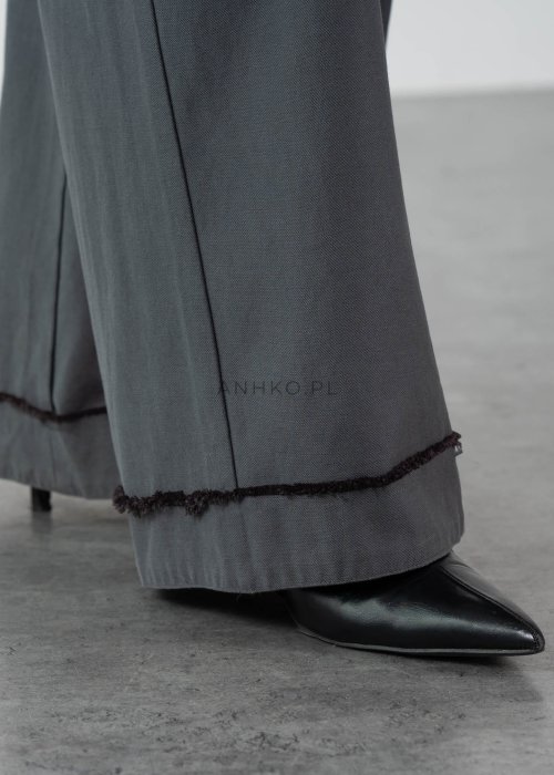 Szare spodnie damskie wide leg z wysokim stanem i zakładkami, elegancki fason z szeroką nogawką i paskiem w nowoczesnej stylizacji.