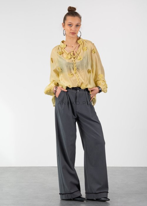 Szare spodnie damskie wide leg z wysokim stanem i zakładkami, elegancki fason z szeroką nogawką i paskiem w nowoczesnej stylizacji.