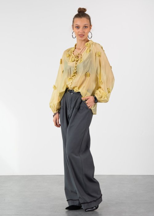 Szare spodnie damskie wide leg z wysokim stanem i zakładkami, elegancki fason z szeroką nogawką i paskiem w nowoczesnej stylizacji.