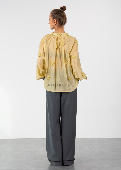 Szare spodnie damskie wide leg z wysokim stanem i zakładkami, elegancki fason z szeroką nogawką i paskiem w nowoczesnej stylizacji.