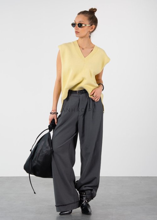 Szare spodnie damskie wide leg z wysokim stanem i zakładkami, elegancki fason z szeroką nogawką i paskiem w nowoczesnej stylizacji.