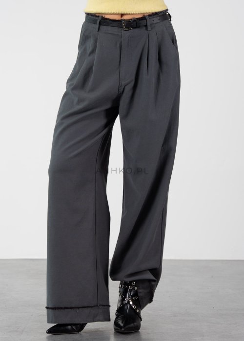 Szare spodnie damskie wide leg z wysokim stanem i zakładkami, elegancki fason z szeroką nogawką i paskiem w nowoczesnej stylizacji.