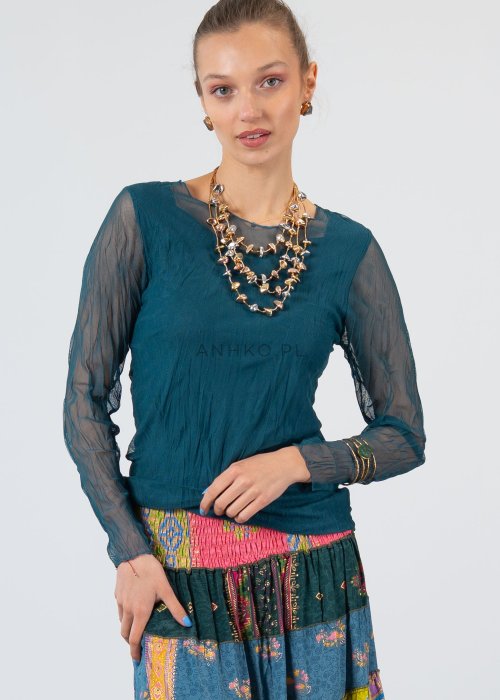 Morska bluzka damska z transparentnymi rękawami i dekoltem łódka, elegancka stylizacja z biżuterią i wzorzystą spódnicą.