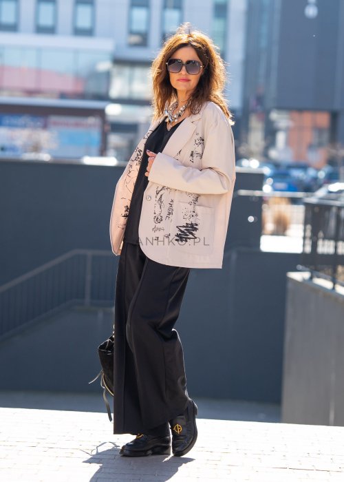 Czarne spodnie dresowe damskie z szeroką nogawką i elastyczną talią z troczkiem, stylizacja miejska