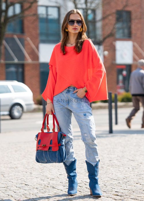 Jasne jeansy damskie Lace z przetarciami i koronkowymi detalami, fason casual.