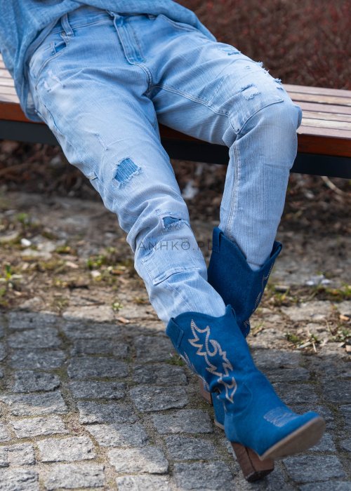 Jasne jeansy damskie Lace z przetarciami i koronkowymi detalami, fason casual.