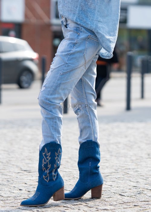 Jasne jeansy damskie Lace z przetarciami i koronkowymi detalami, fason casual.