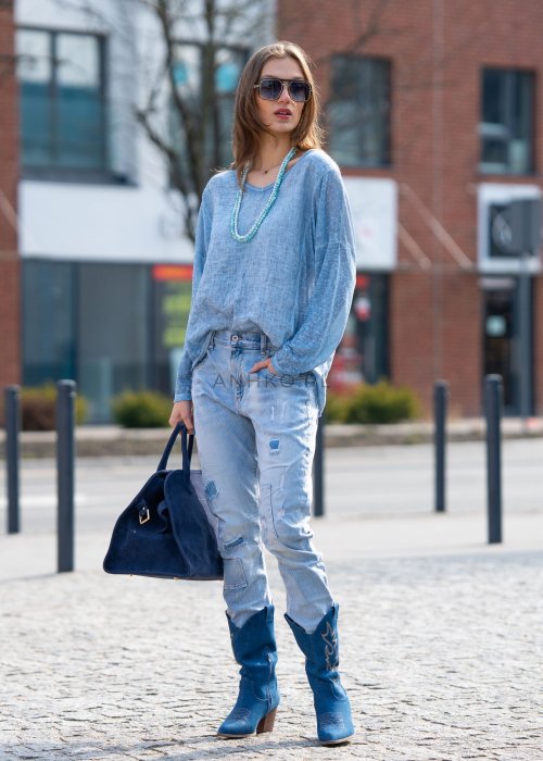 Jasne jeansy damskie Lace z przetarciami i koronkowymi detalami, fason casual.