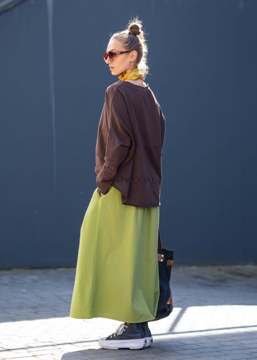 Czekoladowa bluza damska oversize z długim rękawem i subtelną naszywką na froncie. Luźny fason w stylizacji z szerokimi spodniami i apaszką w miejskim stylu.