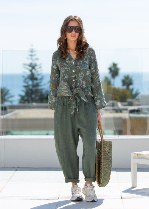 Lniane spodnie damskie w kolorze khaki o luźnym kroju RelaxFit z elastycznym pasem i troczkiem, stylizowane z koszulą i torbą w naturalnym, miejskim looku.