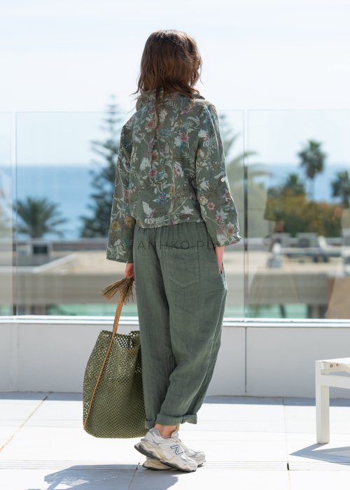 Lniane spodnie damskie w kolorze khaki o luźnym kroju RelaxFit z elastycznym pasem i troczkiem, stylizowane z koszulą i torbą w naturalnym, miejskim looku.