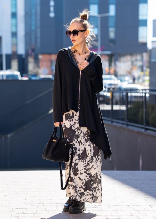 wings-czarna-torebka-shopperka-zamszowa-ze-zlotymi-elementami-1