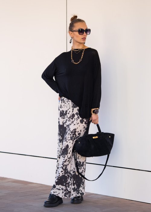 wings-czarna-torebka-shopperka-zamszowa-ze-zlotymi-elementami-2