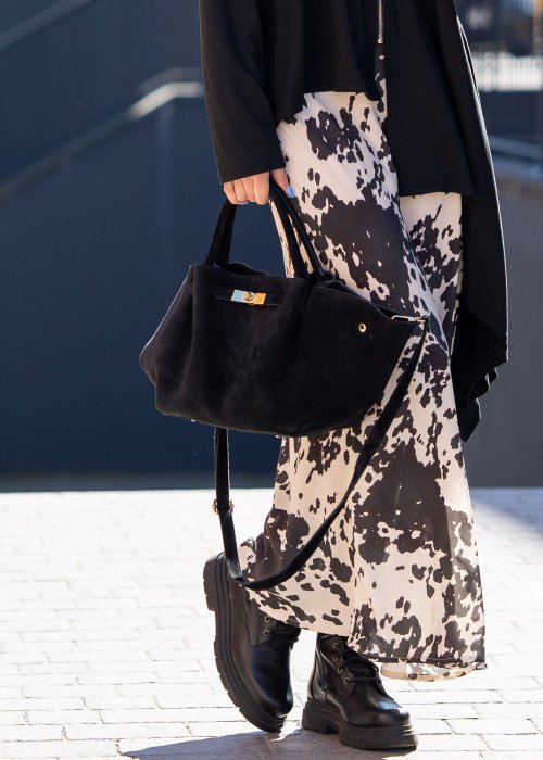 wings-czarna-torebka-shopperka-zamszowa-ze-zlotymi-elementami