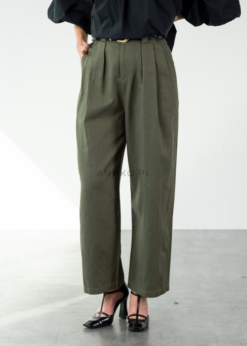 Oliwkowe spodnie damskie z wysokim stanem i zakładkami, elegancki fason z prostą nogawką i paskiem w stylowej, minimalistycznej stylizacji.