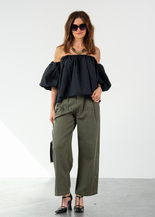 Oliwkowe spodnie damskie z wysokim stanem i zakładkami, elegancki fason z prostą nogawką i paskiem w stylowej, minimalistycznej stylizacji.