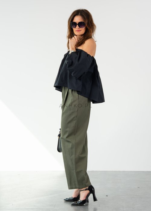 Oliwkowe spodnie damskie z wysokim stanem i zakładkami, elegancki fason z prostą nogawką i paskiem w stylowej, minimalistycznej stylizacji.