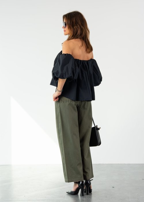 Oliwkowe spodnie damskie z wysokim stanem i zakładkami, elegancki fason z prostą nogawką i paskiem w stylowej, minimalistycznej stylizacji.