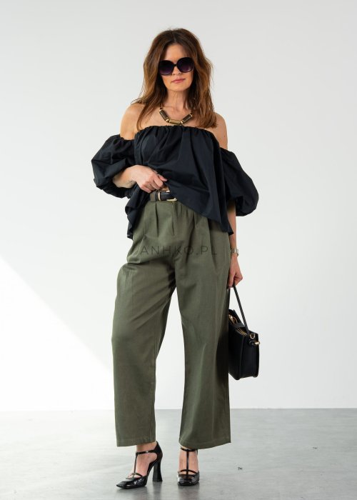 Oliwkowe spodnie damskie z wysokim stanem i zakładkami, elegancki fason z prostą nogawką i paskiem w stylowej, minimalistycznej stylizacji.