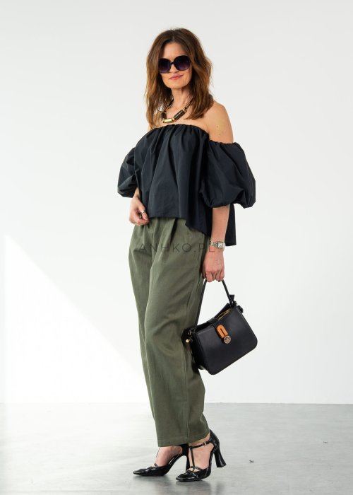 Oliwkowe spodnie damskie z wysokim stanem i zakładkami, elegancki fason z prostą nogawką i paskiem w stylowej, minimalistycznej stylizacji.