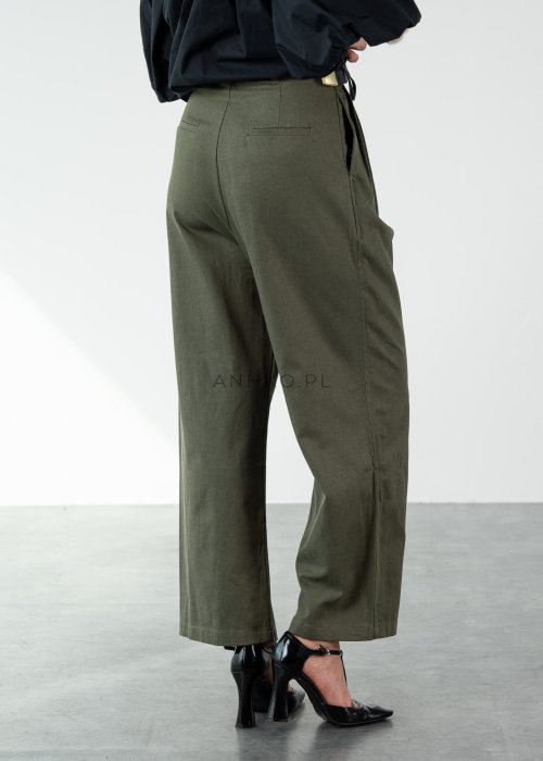 Oliwkowe spodnie damskie z wysokim stanem i zakładkami, elegancki fason z prostą nogawką i paskiem w stylowej, minimalistycznej stylizacji.