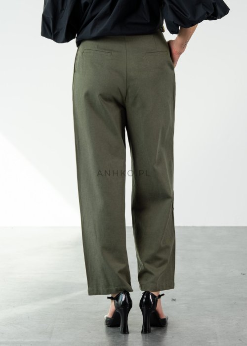 Oliwkowe spodnie damskie z wysokim stanem i zakładkami, elegancki fason z prostą nogawką i paskiem w stylowej, minimalistycznej stylizacji.