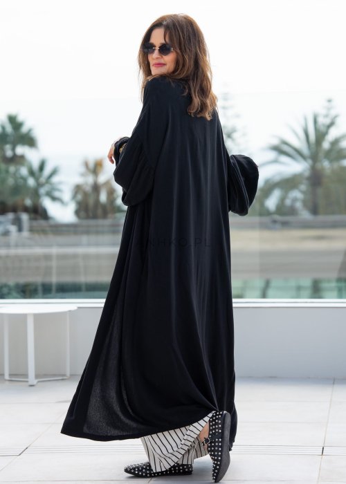 Czarne kimono damskie maxi o długim, lejącym fasonie z bufiastymi rękawami. Stylizacja z topem i szerokimi spodniami w kontrastowe paski.