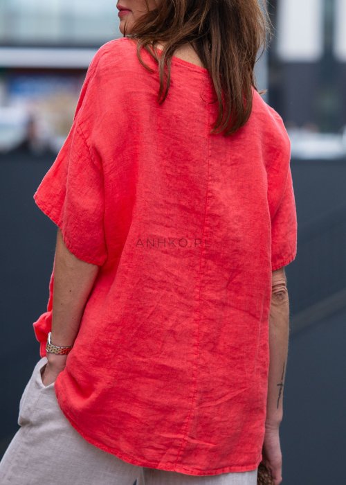 Koralowa lniana bluzka oversize ze ściągaczem u dołu, stylizowana z biżuterią i miejskim outfitem w energetycznym wydaniu.