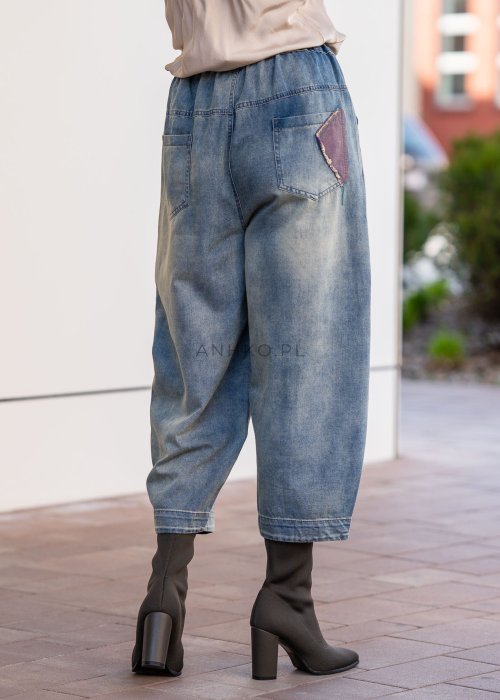 Luźne jeansy damskie New Bauble PatchPlay z geometrycznymi kolorowymi aplikacjami i elastycznym pasem. Casualowa stylizacja z botkami i spranym denimem w miejskim stylu.