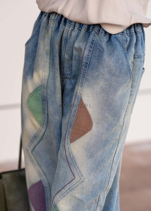 Luźne jeansy damskie New Bauble PatchPlay z geometrycznymi kolorowymi aplikacjami i elastycznym pasem. Casualowa stylizacja z botkami i spranym denimem w miejskim stylu.