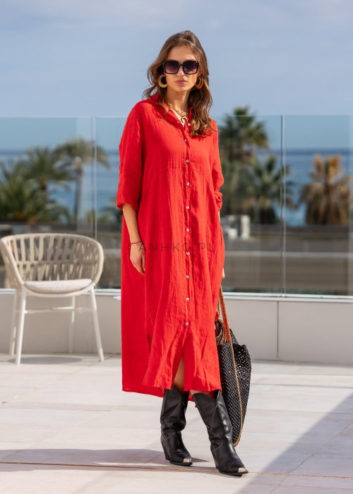 Czerwona lniana sukienka maxi w stylu szmizjerki, zapinana na guziki, o luźnym fasonie oversize, stylizowana z wysokimi kozakami i torbą.