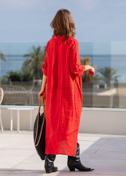 Czerwona lniana sukienka maxi w stylu szmizjerki, zapinana na guziki, o luźnym fasonie oversize, stylizowana z wysokimi kozakami i torbą.