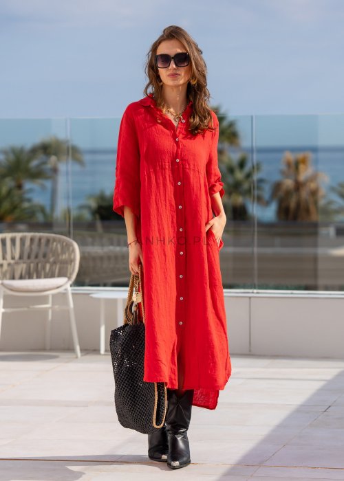 Czerwona lniana sukienka maxi w stylu szmizjerki, zapinana na guziki, o luźnym fasonie oversize, stylizowana z wysokimi kozakami i torbą.
