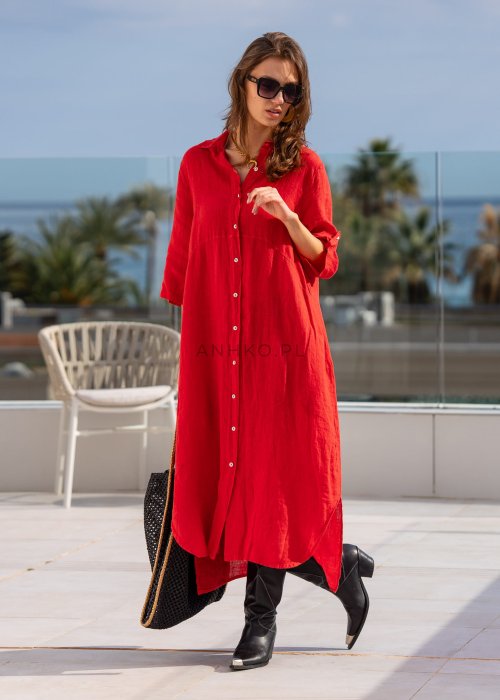 Czerwona lniana sukienka maxi w stylu szmizjerki, zapinana na guziki, o luźnym fasonie oversize, stylizowana z wysokimi kozakami i torbą.