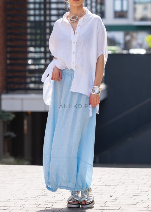 Błękitna spódnica lniana maxi z gumką w pasie i marszczonym dołem, o luźnym fasonie. Stylizacja z białą koszulą i klapkami na platformie.
