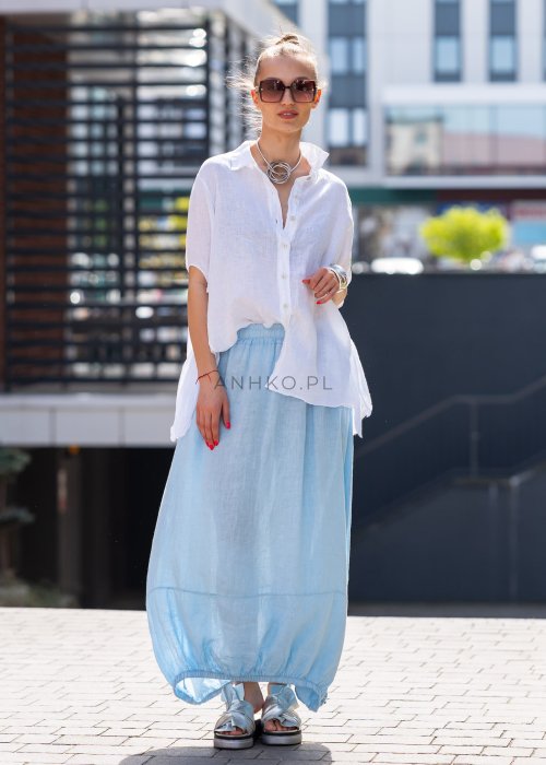 Błękitna spódnica lniana maxi z gumką w pasie i marszczonym dołem, o luźnym fasonie. Stylizacja z białą koszulą i klapkami na platformie.