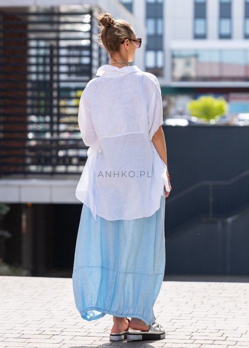 Błękitna spódnica lniana maxi z gumką w pasie i marszczonym dołem, o luźnym fasonie. Stylizacja z białą koszulą i klapkami na platformie.