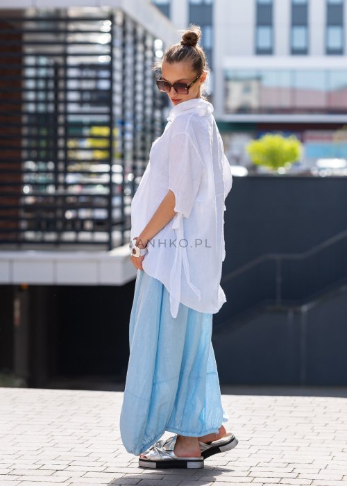 Błękitna spódnica lniana maxi z gumką w pasie i marszczonym dołem, o luźnym fasonie. Stylizacja z białą koszulą i klapkami na platformie.