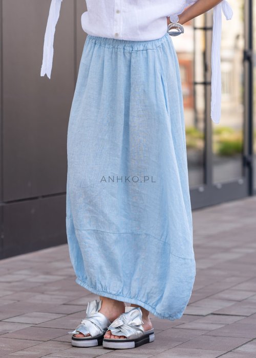 Błękitna spódnica lniana maxi z gumką w pasie i marszczonym dołem, o luźnym fasonie. Stylizacja z białą koszulą i klapkami na platformie.