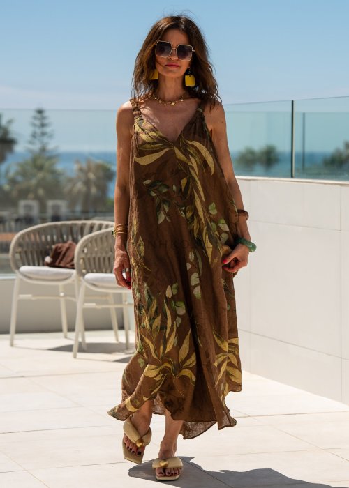 Damska sukienka lniana maxi w brązowym kolorze z botanicznym printem i marszczonymi ramiączkami, luźny fason z kieszeniami.