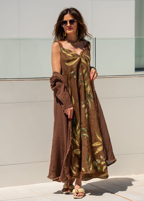 Damska sukienka lniana maxi w brązowym kolorze z botanicznym printem i marszczonymi ramiączkami, luźny fason z kieszeniami.