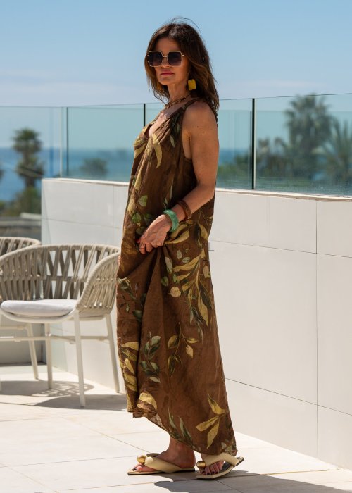 Damska sukienka lniana maxi w brązowym kolorze z botanicznym printem i marszczonymi ramiączkami, luźny fason z kieszeniami.