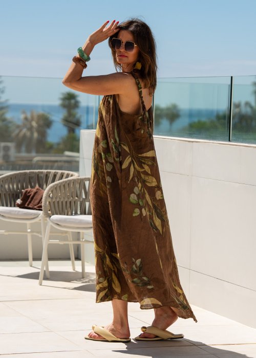 Damska sukienka lniana maxi w brązowym kolorze z botanicznym printem i marszczonymi ramiączkami, luźny fason z kieszeniami.