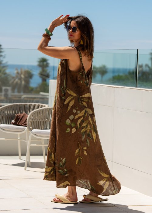 Damska sukienka lniana maxi w brązowym kolorze z botanicznym printem i marszczonymi ramiączkami, luźny fason z kieszeniami.